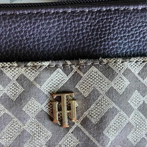 TOMMY HILFIGER MONOGRAM LADIES SLING - Picture 2 of 3